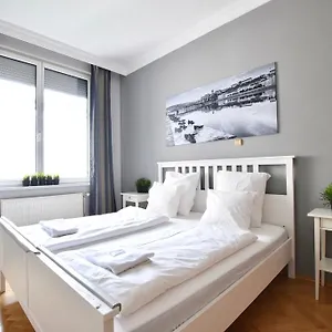 Standerd By Hi5 - Lovag Family Budapeszt